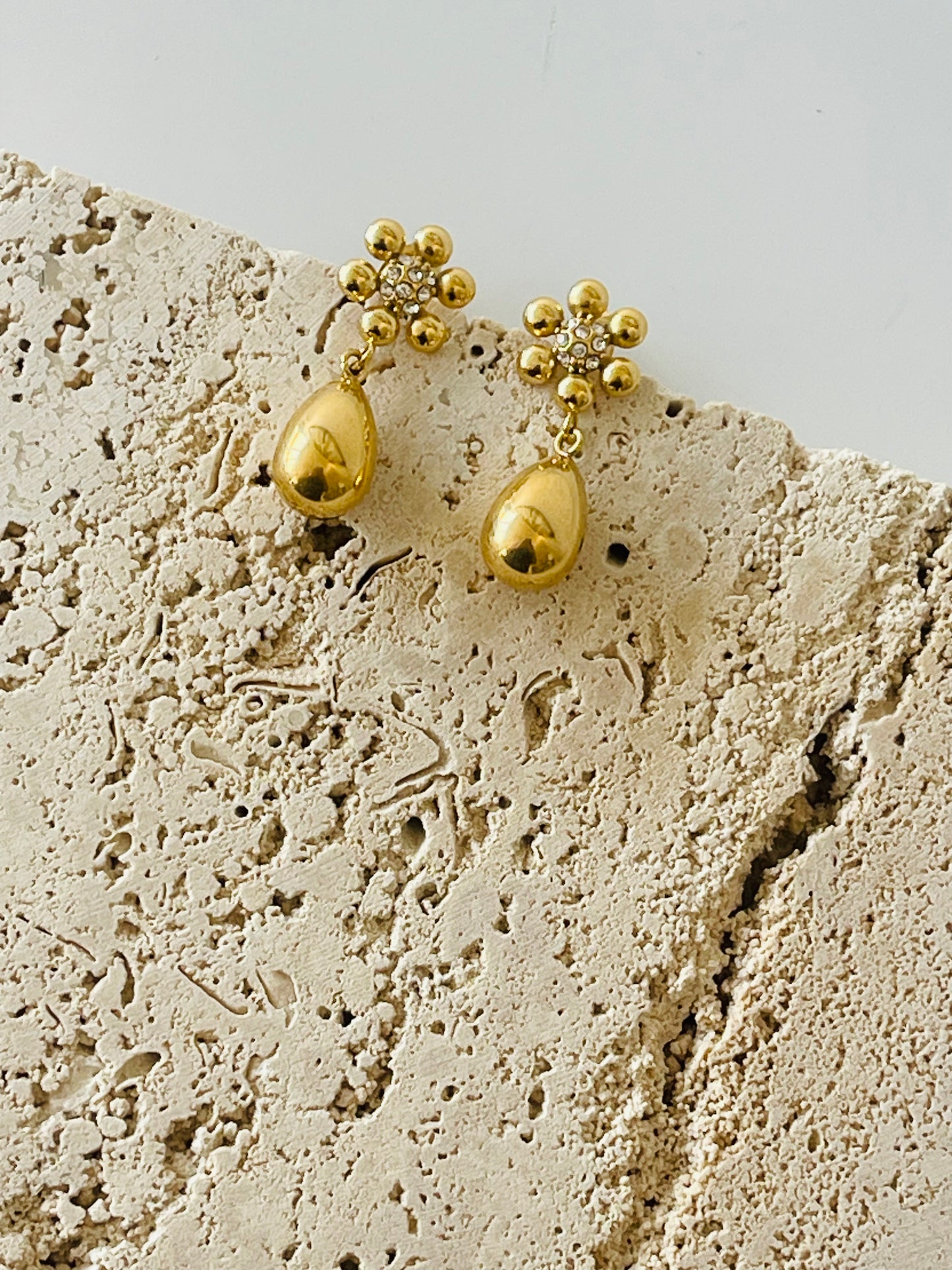 Flower dangle earrings