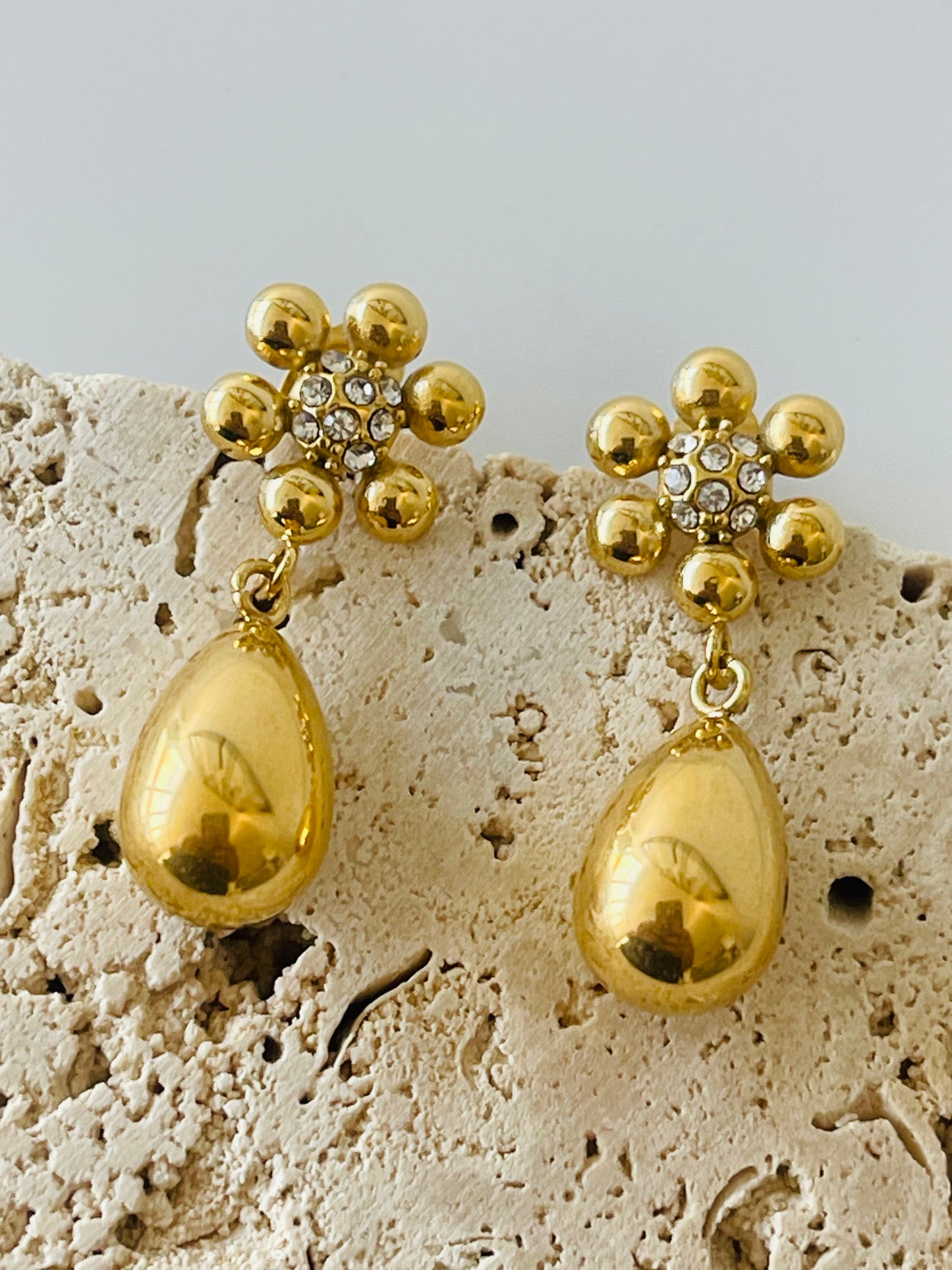 Flower dangle earrings