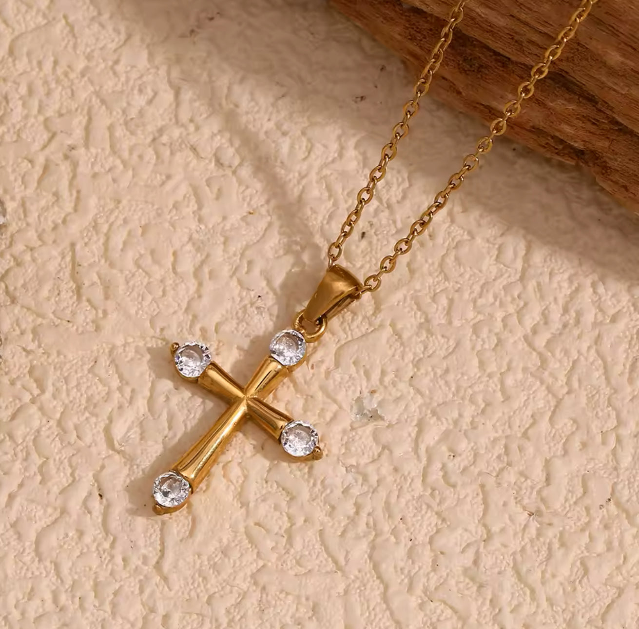 Cruz brillante Necklace