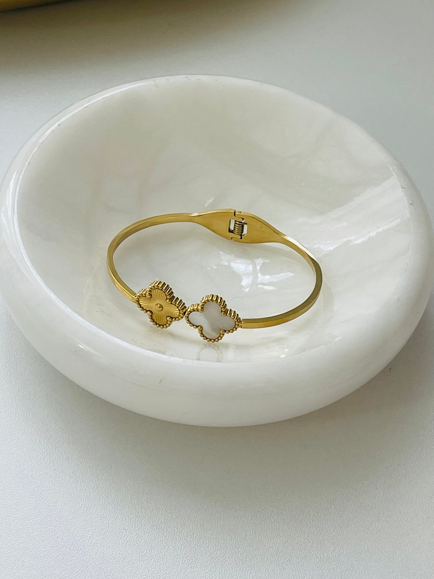 Cutie’s clover open bangle