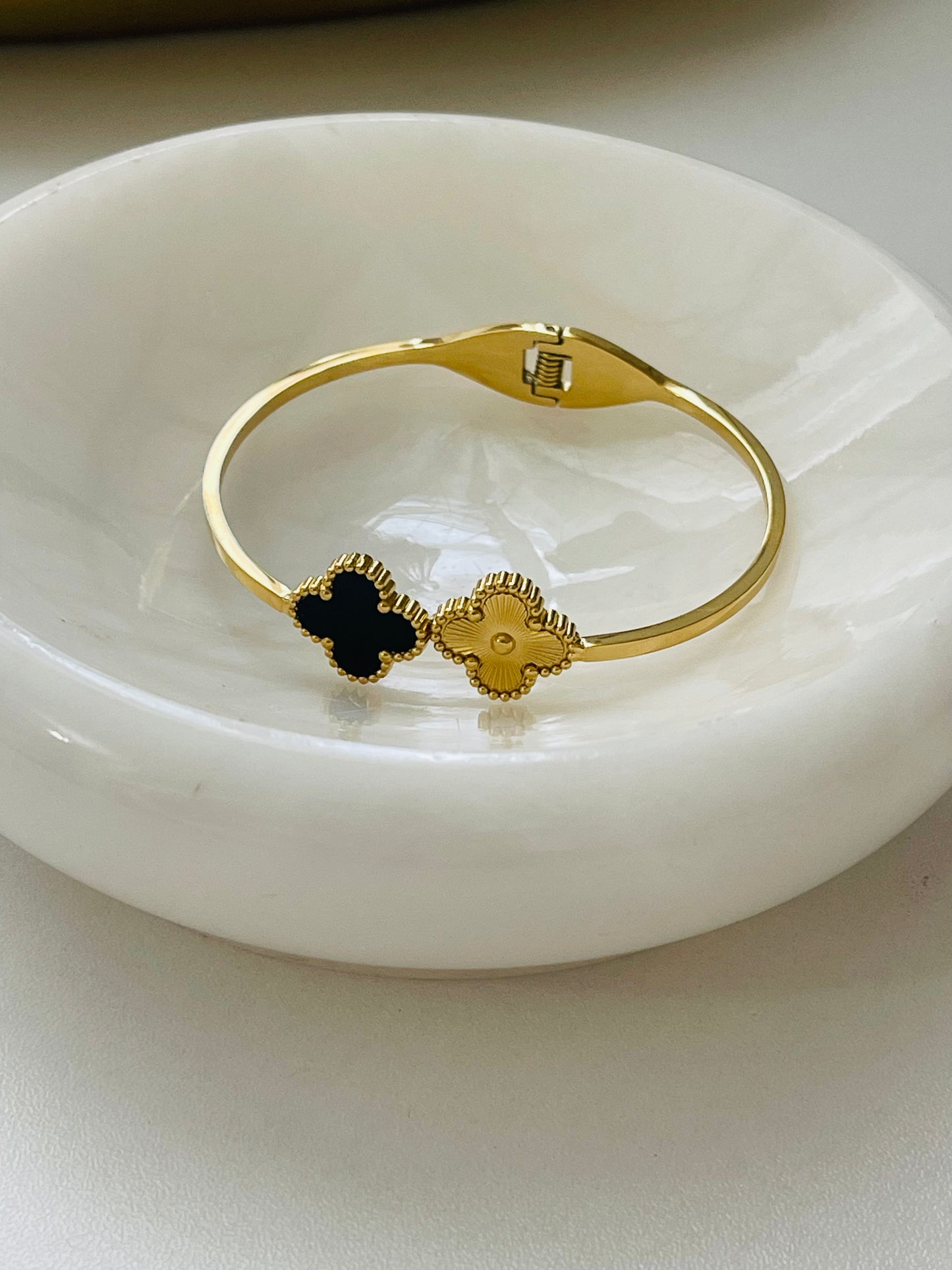 Cutie’s clover open bangle