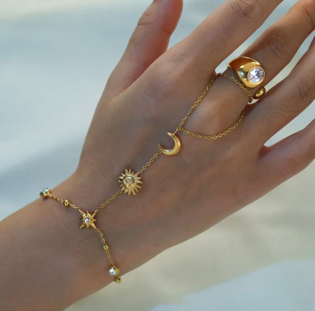 Luna, sol y estrella hand chain
