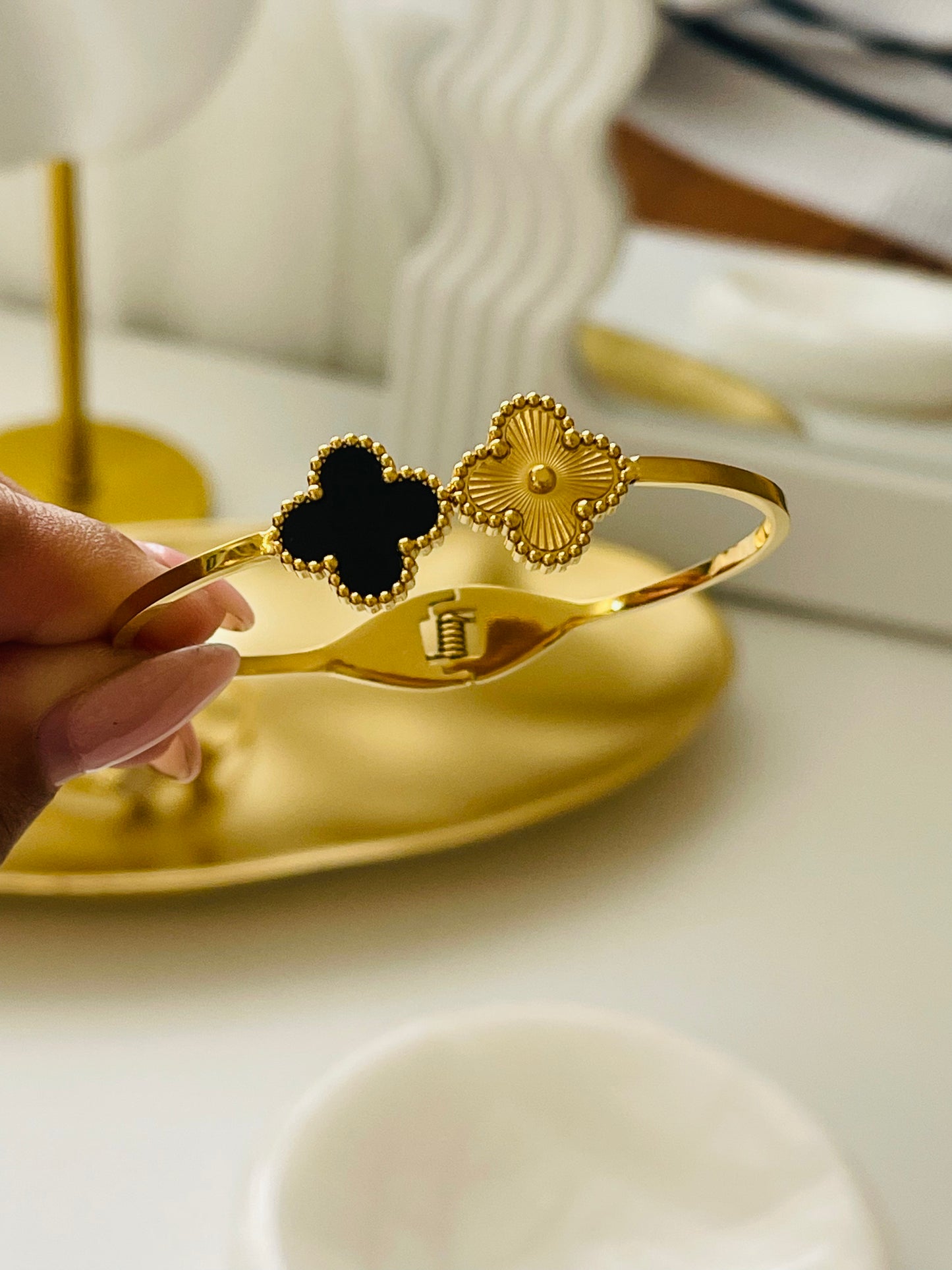 Cutie’s clover open bangle