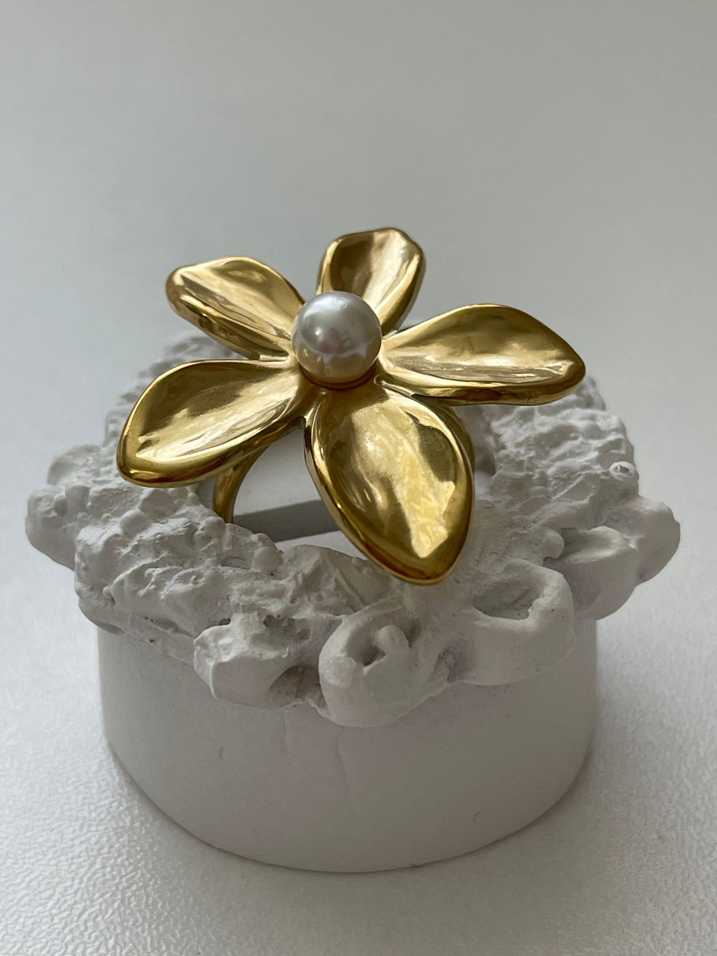 Flower pearl ring