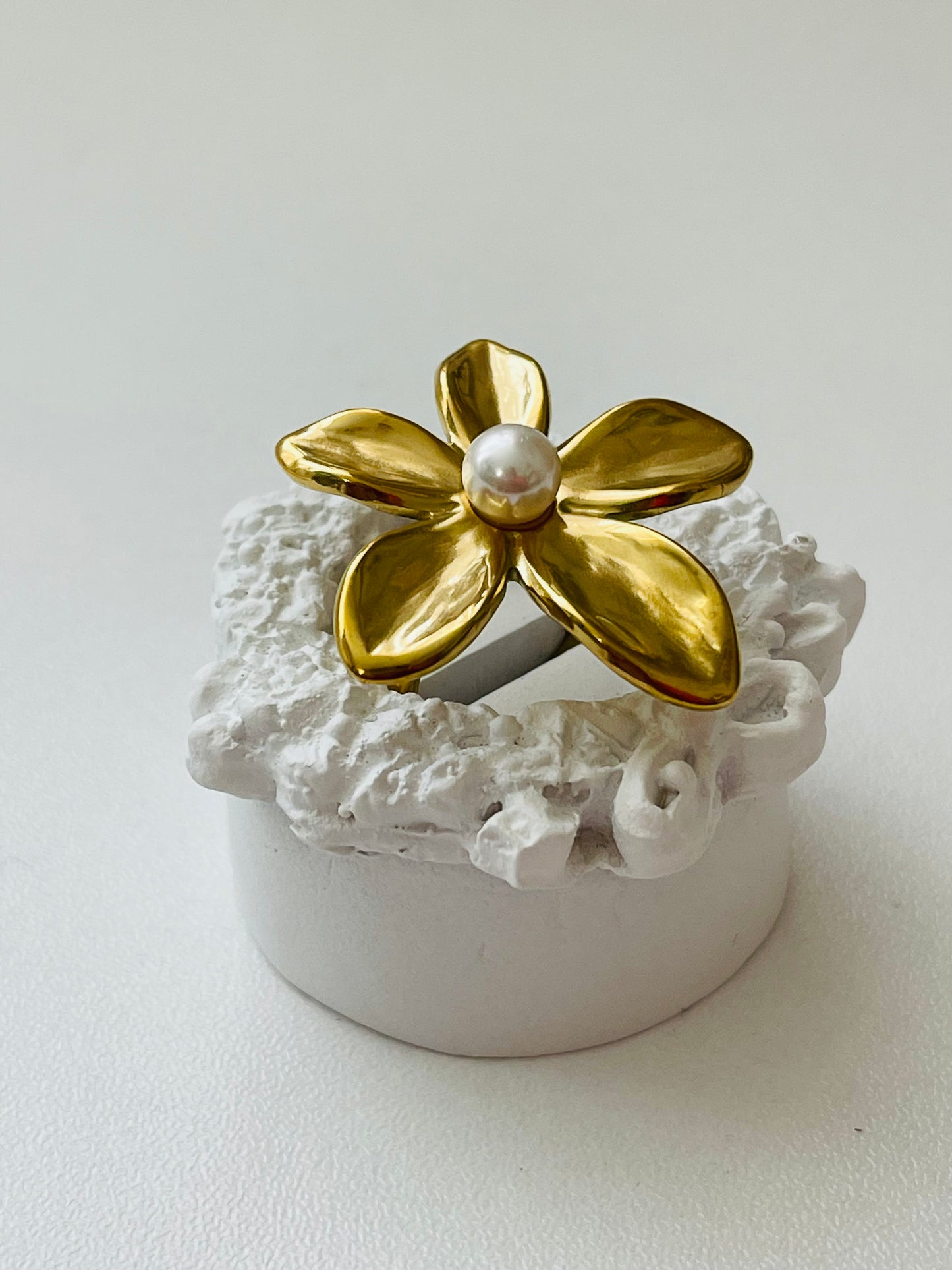 Flower pearl ring