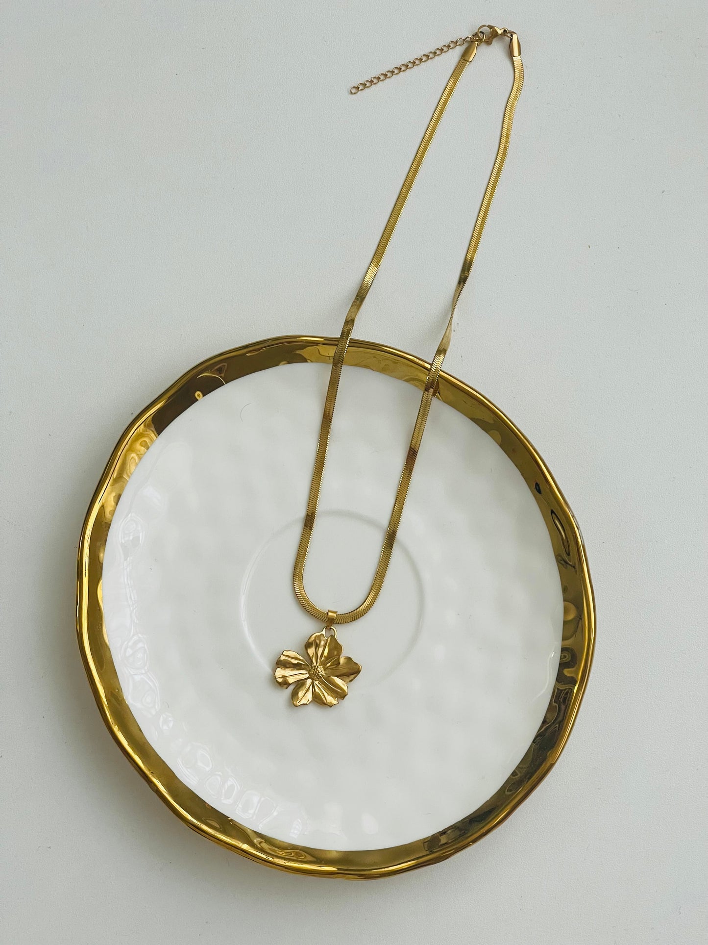 Flower gold necklace