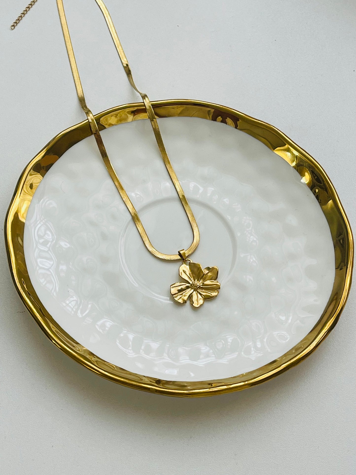 Flower gold necklace