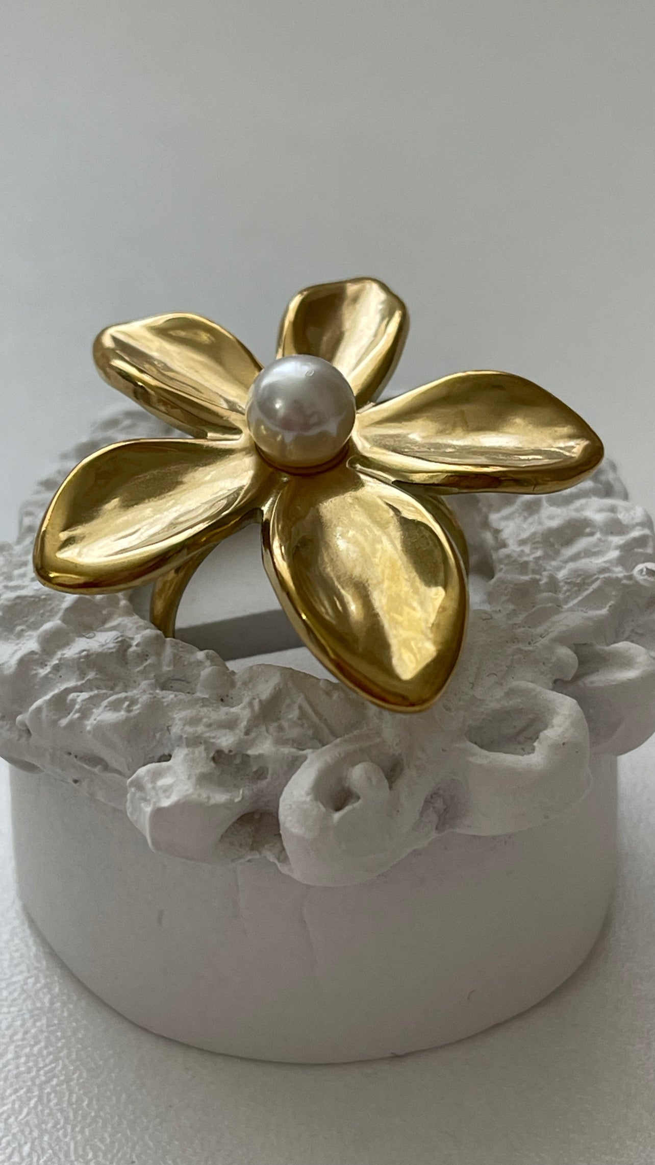 Flower pearl ring