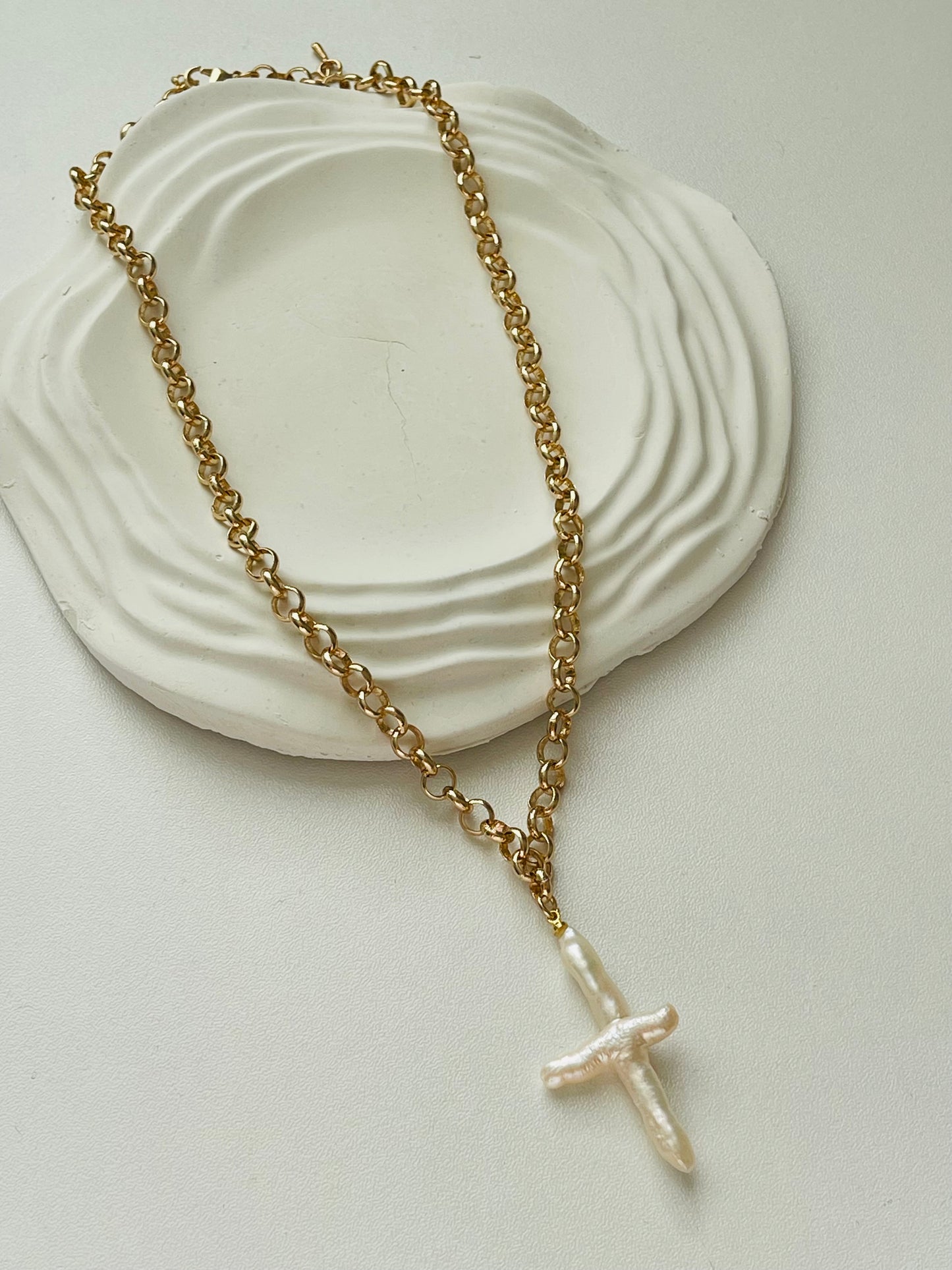 Perla cruz Necklace