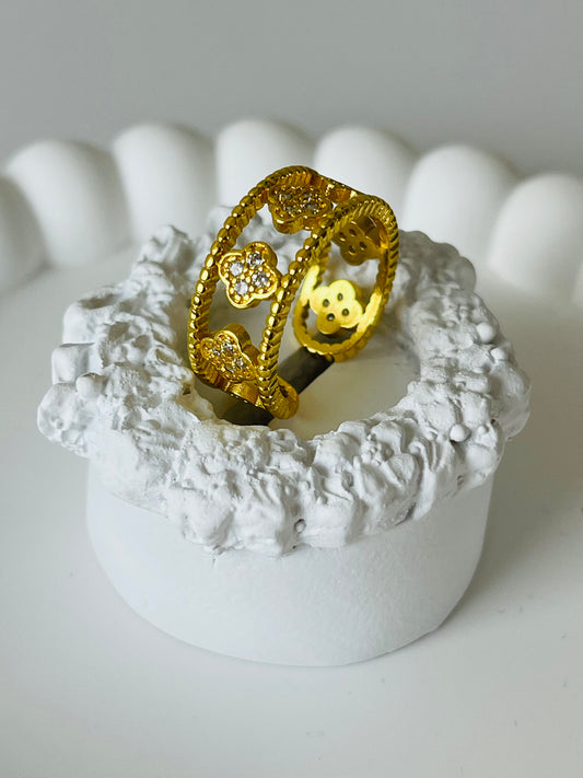 Clover gold ring