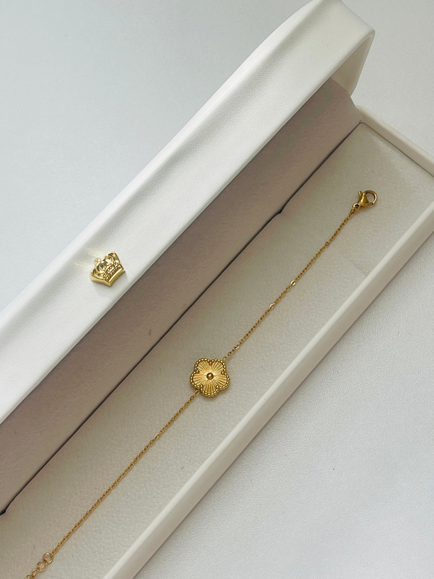 Gold cute clover studs